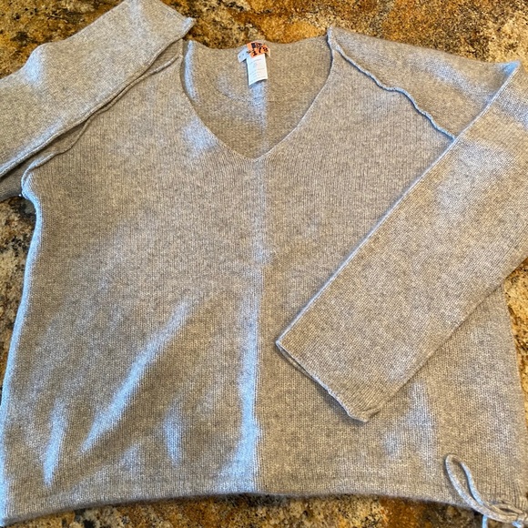 Fitigues luxurious cashmere sweater. - Picture 2 of 2